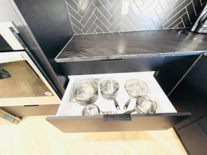 un cassetto con quattro cucchiai dosatori in una cucina di Stunning 3BR Luxury Home N/Edm*2 king beds* a Edmonton Altre 29 foto