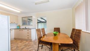 Η κουζίνα ή μικρή κουζίνα στο Short Stroll to Surf Beach - North Street, Woorim