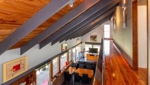 vistas panorámicas a una sala de estar con techos de madera en Unique Getaway 300m To Bribie Foreshore, Bongaree, en Bongaree