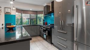 Η κουζίνα ή μικρή κουζίνα στο Delightful Duplex on Rose Ct, Bongaree +13 φωτογραφίες