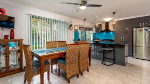 Η κουζίνα ή μικρή κουζίνα στο Delightful Duplex on Rose Ct, Bongaree