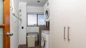 Galeriebild der Unterkunft Bribie Escape, Top Floor Unit with Waterviews in Bellara