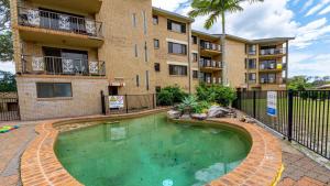 einem Pool vor einem Apartmentgebäude in der Unterkunft Bribie Escape, Top Floor Unit with Waterviews in Bellara