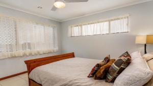Ein Bett oder Betten in einem Zimmer der Unterkunft Bribie Escape, Top Floor Unit with Waterviews