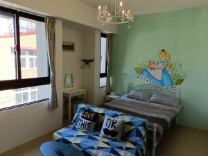 a bedroom with a bed and a couch in it at 埔里包棟民宿木子小屋 in Puli