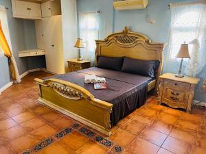 een slaapkamer met een groot bed in een kamer bij Cabilao Sunset Dive & Beach Resort in Loon