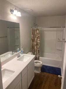 y baño con 2 lavabos, aseo y ducha. en New home less than 5 minutes from Lackland Base private room, en San Antonio