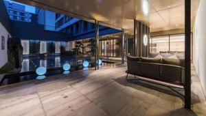 a lobby of a building with a swimming pool at Manxin Hotel Guangzhou Baiyun Airport Branch in Guangzhou