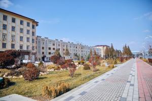 una pasarela en medio de una ciudad con edificios en YUKSALISH HOSTEL, en Samarkand