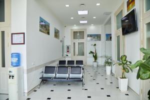 un couloir hospitalier avec des chaises dans une salle d'attente dans l'établissement YUKSALISH HOSTEL, à Samarcande