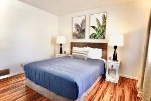 Un pat sau paturi într-o cameră la Blue House
