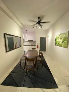 a dining room with a table and a ceiling fan at Daun Homestay Kita Impian MUSLIEM ONLY in Kampung Dengkil