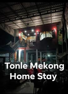 ein Haus mit den Worten Zombiemelong home stay in der Unterkunft Tonle Mekong Homestay in Krong Kracheh