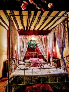 1 dormitorio con cama de metal con dosel en La Quinta de Malu Amazing and Romantic Getaways 3, en Valeria
