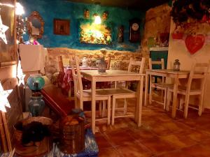 comedor con mesa y sillas en La Quinta de Malu Amazing and Romantic Getaways 3, en Valeria