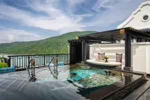 uma piscina no telhado de uma casa em InterContinental Danang Sun Peninsula Resort, an IHG Hotel em Da Nang