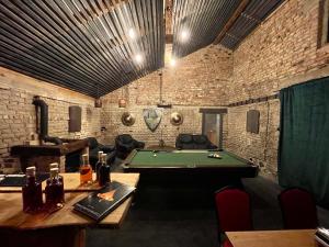 Habitación con mesa de ping pong y mesa de billar. en Leśna Baszta, 