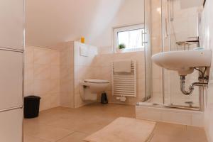 a bathroom with a sink and a toilet and a shower at Ländlicher Rückzugsort: Entspanne dich hier in Hatten