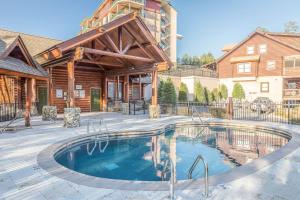 une maison avec une piscine en face d'une maison dans l'établissement Big Bear #4004, à Pigeon Forge