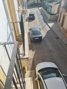 een groep auto's geparkeerd in een stadsstraat bij apartamento céntrico jerez calle tucan n17 in Jerez de la Frontera