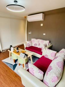 sala de estar con sofá y mesa en 見晴花園山莊Sunshine Villa, en Renai