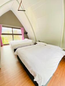 Postel nebo postele na pokoji v ubytování 見晴花園山莊Sunshine Villa