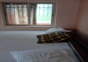 Voodi või voodid majutusasutuse Hotel Sujata By WB Inn toas