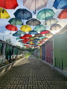 un montón de sombrillas colgando sobre una calle en SUNSHINE STAY PANGLAO, en Panglao
