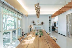 三義鄉的住宿－尋路 苗栗綠波浪，一间大型用餐室,配有木桌和椅子