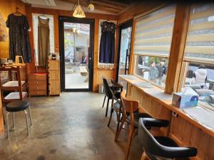 een restaurant met stoelen, een bar en een raam bij Namuae in Gyeongju