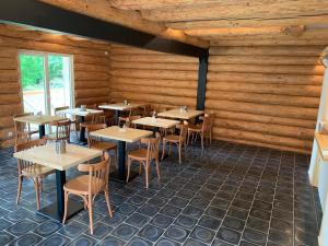 Ein Restaurant oder anderes Speiselokal in der Unterkunft penzion a kemp Harasov 