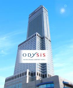 wysoki budynek z napisem w obiekcie Odysis Suites Osaka Airport Hotel w mieście Izumisano