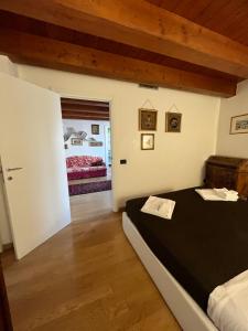 un dormitorio con una cama negra y una habitación con una cama en Residenza l'Antico Borgo, en Trieste