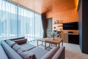 TV a/nebo společenská místnost v ubytování The Yana Villas Hua Hin