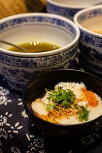 un tazón de sopa y un tazón de sopa en Holiday Inn Qingdao Expo, an IHG Hotel, en Qingdao