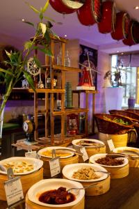 uma mesa com muitas tigelas de comida em Holiday Inn Qingdao Expo, an IHG Hotel em Qingdao