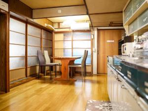 een eetkamer met een tafel en stoelen bij Kokoyui Guest House in Nachikatsuura