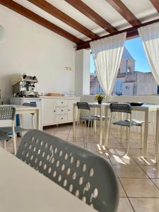 uma cozinha com uma mesa e cadeiras numa cozinha em Mamamia Lipari em Lipari