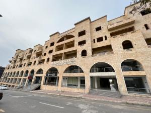 ein großes Backsteingebäude mit Balkonen auf einer Straße in der Unterkunft 1 Bed Luxurious Apartment at Bahria Heights 5 in Rawalpindi