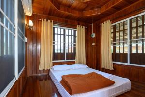 Voodi või voodid majutusasutuse Beung Sampathuan Nakornchaisri Resort toas