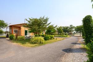 Aed väljaspool majutusasutust Beung Sampathuan Nakornchaisri Resort