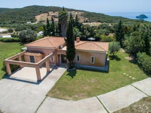 an aerial view of a house with a garden at Sunny Villas in Klísmata