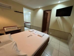 سرير أو أسرّة في غرفة في Hotel Bariloche Tijuca Adult Only