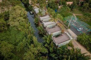 uma vista superior de uma fila de casas ao lado de um rio em Ganesha Kampot Resort em Kampot