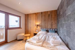 Postel nebo postele na pokoji v ubytování Dorfresort Kitzbühel by ALPS RESORTS