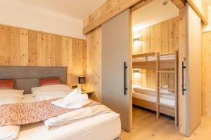 Postel nebo postele na pokoji v ubytování Dorfresort Kitzbühel by ALPS RESORTS