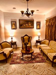 uma sala de estar com mobiliário e um lustre em Casa Adiel em Campeche