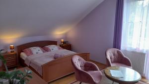 sypialnia z łóżkiem, 2 krzesłami i stołem w obiekcie U Eskulapa w mieście Lutowiska