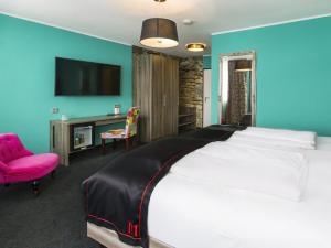 Ein Bett oder Betten in einem Zimmer der Unterkunft DORMERO Hotel München-Kirchheim Messe