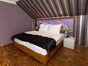 Ein Bett oder Betten in einem Zimmer der Unterkunft DORMERO Hotel München-Kirchheim Messe